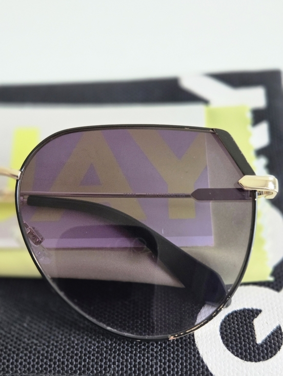 Quay Main Character Black Gold Frame/Smoke Lens Unisex Sunglasses-Good Condition main image 8